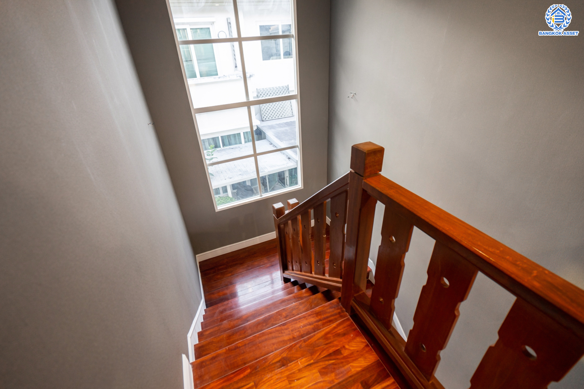 บ้านมือสองตกแต่งใหม่ ม.ลัดดารมย์ วัชรพล แบรนด์ Q.House หลังมุม เนื้อที่ 128 ตร.ว. ฟังก์ชัน 3 ห้องนอน 4 ห้องน้ำ 1 ห้องแม่บ้าน จอดรถได้ 4 คัน Facilities ครบครัน บนทำเลเชื่อมต่อหลายเส้นทาง ถ.รามอินทรา ถ.สายไหม และถ.พหลโยธิน ใกล้สนามบินดอนเมือง ทางด่วน "ศรีรัช" และ เซ็นทรัลรามอินทรา